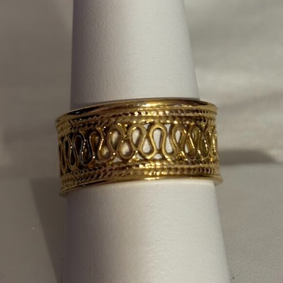 Beautiful Gold Tone Filigree Ring (size 8.5) with Pouch for any occasion - Picture 1 of 16